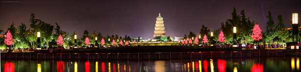 Панорама фонтана рядом с Большой пагодой диких гусей. Xi'an wild small goose pagoda panoram.